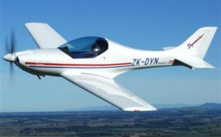  Ein Flugzeug über die Landschaft fliegen 